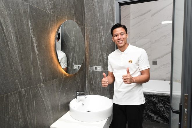 Đại chiến chiều vợ của team cầu thủ: Người toàn tặng đồ hiệu rồi lì xì mấy trăm triệu, người còn đóng cả phim vì bà xã - Ảnh 37. Đại chiến chiều vợ của team cầu thủ: Người toàn tặng đồ hiệu rồi lì xì mấy trăm triệu, người còn đóng cả phim vì bà xã - Ảnh 37.