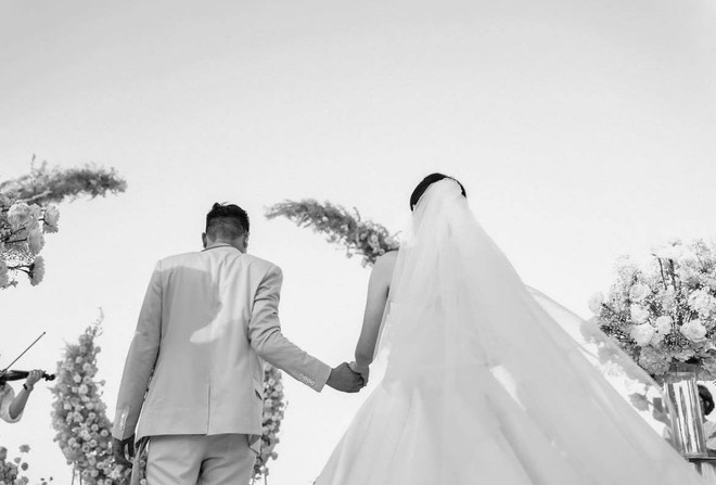 Tròn 1 năm ngày cưới, Phanh Lee cuối cùng cũng chịu tung ảnh hiếm trong hôn lễ cực kín đáo với TGĐ tập đoàn nghìn tỳ - Ảnh 3.
