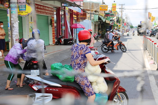 Quận Bình Tân trong ngày đầu phong tỏa 3 khu phố: "Cô ở ngoài này phải đi chợ cho mấy chục đứa trong kia, tụi nó không ra ngoài được" - Ảnh 7.