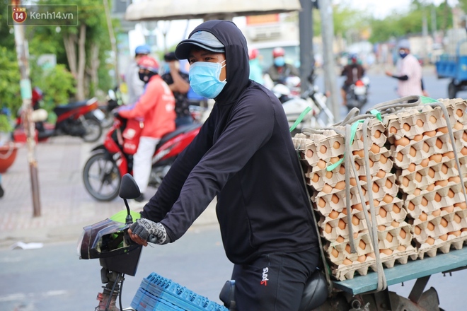 Quận Bình Tân trong ngày đầu phong tỏa 3 khu phố: "Cô ở ngoài này phải đi chợ cho mấy chục đứa trong kia, tụi nó không ra ngoài được" - Ảnh 5.