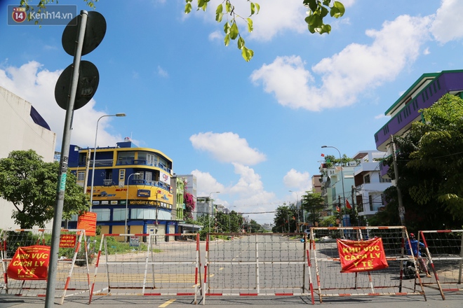 Quận Bình Tân trong ngày đầu phong tỏa 3 khu phố: "Cô ở ngoài này phải đi chợ cho mấy chục đứa trong kia, tụi nó không ra ngoài được" - Ảnh 9.