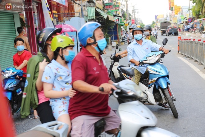Quận Bình Tân trong ngày đầu phong tỏa 3 khu phố: "Cô ở ngoài này phải đi chợ cho mấy chục đứa trong kia, tụi nó không ra ngoài được" - Ảnh 7.