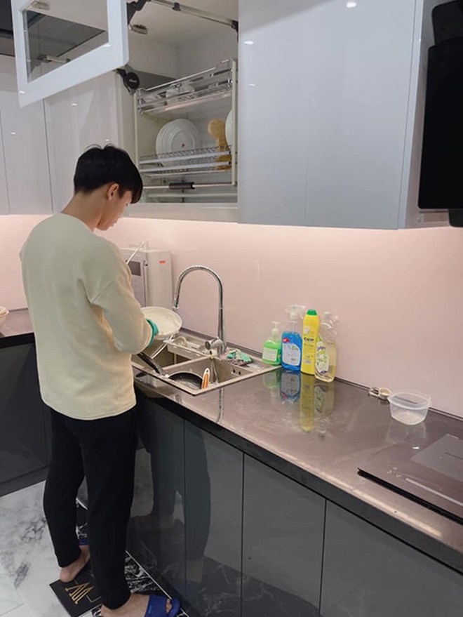 Đại chiến chiều vợ của team cầu thủ: Người toàn tặng đồ hiệu rồi lì xì mấy trăm triệu, người còn đóng cả phim vì bà xã - Ảnh 39. Đại chiến chiều vợ của team cầu thủ: Người toàn tặng đồ hiệu rồi lì xì mấy trăm triệu, người còn đóng cả phim vì bà xã - Ảnh 39.