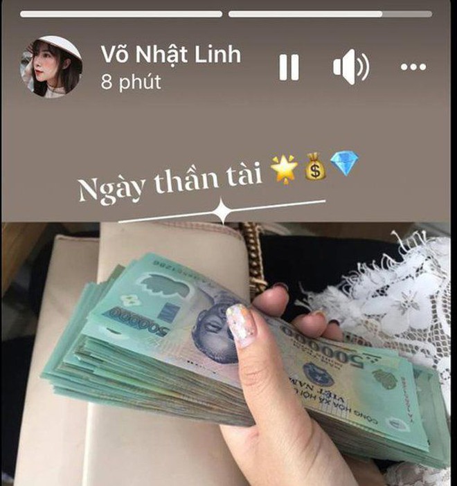 Đại chiến chiều vợ của team cầu thủ: Người toàn tặng đồ hiệu rồi lì xì mấy trăm triệu, người còn đóng cả phim vì bà xã - Ảnh 31. Đại chiến chiều vợ của team cầu thủ: Người toàn tặng đồ hiệu rồi lì xì mấy trăm triệu, người còn đóng cả phim vì bà xã - Ảnh 31.