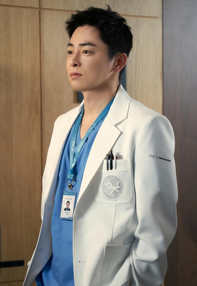 Thánh làm màu ở Hospital Playlist - Jo Jung Suk: Ngôi sao đi lên từ nghèo khó, tự nguyện cắt 7 tỷ tiền cát xê vì lý do không ai ngờ - Ảnh 12.