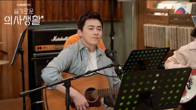 Thánh làm màu ở Hospital Playlist - Jo Jung Suk: Ngôi sao đi lên từ nghèo khó, tự nguyện cắt 7 tỷ tiền cát xê vì lý do không ai ngờ - Ảnh 3.