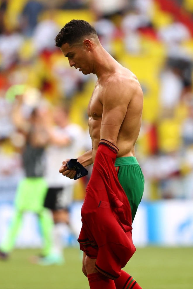 Thất vọng vì thua Đức tan nát, Ronaldo bèn cởi trần khiến dân tình náo loạn: 6 múi sầu riêng đều tăm tắp nhờ nói không với Coca - Ảnh 3.