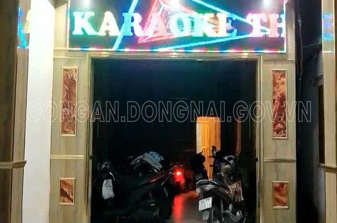 Đồng Nai: Chủ quán karaoke lén lút đón khách và cho nhân viên thoát y phục vụ trong mùa dịch Covid-19 - Ảnh 1. Đồng Nai: Chủ quán karaoke lén lút đón khách và cho nhân viên thoát y phục vụ trong mùa dịch Covid-19 - Ảnh 1.
