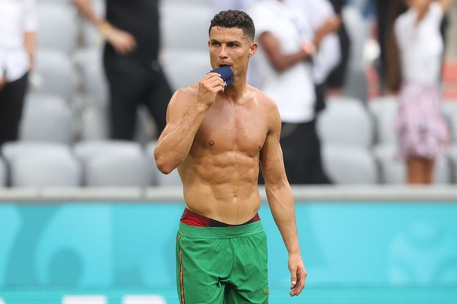 Ronaldo cởi trần khoe body như tượng tạc sau khi đội nh&agrave; thua tan t&aacute;c trước Đức nhưng vậy th&igrave; chiếc &aacute;o của CR7 đ&atilde; ở đ&acirc;u? - Ảnh 2.
