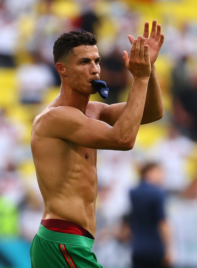 Thất vọng vì thua Đức tan nát, Ronaldo bèn cởi trần khiến dân tình náo loạn: 6 múi sầu riêng đều tăm tắp nhờ nói không với Coca - Ảnh 4.