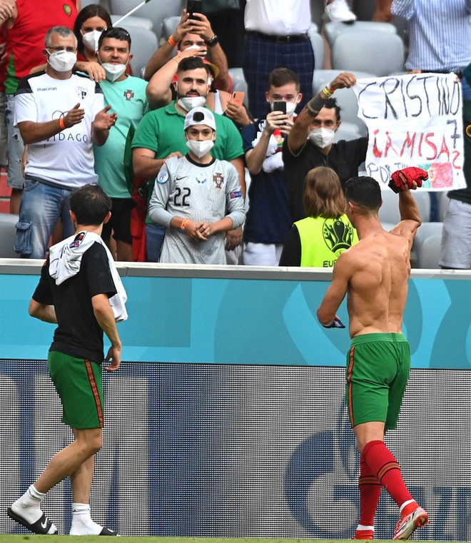Ronaldo cởi trần khoe body như tượng tạc sau khi đội nh&agrave; thua tan t&aacute;c trước Đức nhưng vậy th&igrave; chiếc &aacute;o của CR7 đ&atilde; ở đ&acirc;u? - Ảnh 4.