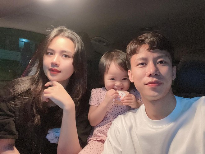 Đại chiến chiều vợ của team cầu thủ: Người toàn tặng đồ hiệu rồi lì xì mấy trăm triệu, người còn đóng cả phim vì bà xã - Ảnh 37. Đại chiến chiều vợ của team cầu thủ: Người toàn tặng đồ hiệu rồi lì xì mấy trăm triệu, người còn đóng cả phim vì bà xã - Ảnh 37.