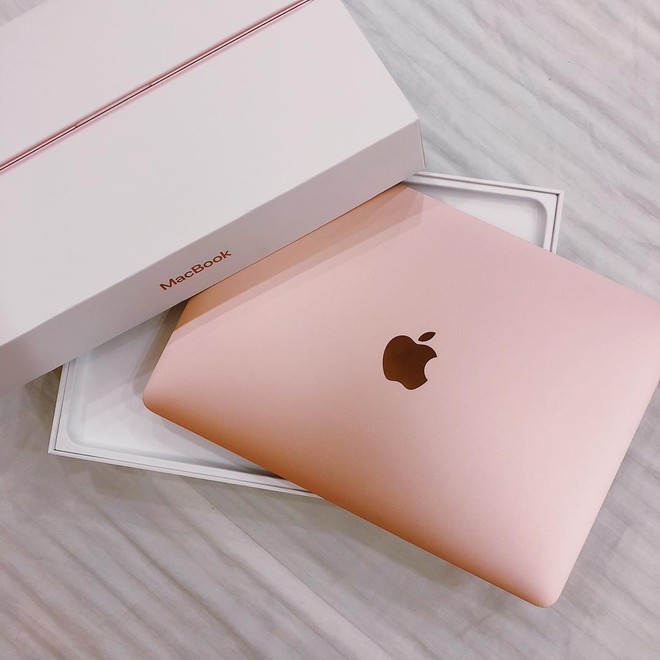 Đại chiến chiều vợ của team cầu thủ: Người toàn tặng đồ hiệu rồi lì xì mấy trăm triệu, người còn đóng cả phim vì bà xã - Ảnh 11. Đại chiến chiều vợ của team cầu thủ: Người toàn tặng đồ hiệu rồi lì xì mấy trăm triệu, người còn đóng cả phim vì bà xã - Ảnh 11.