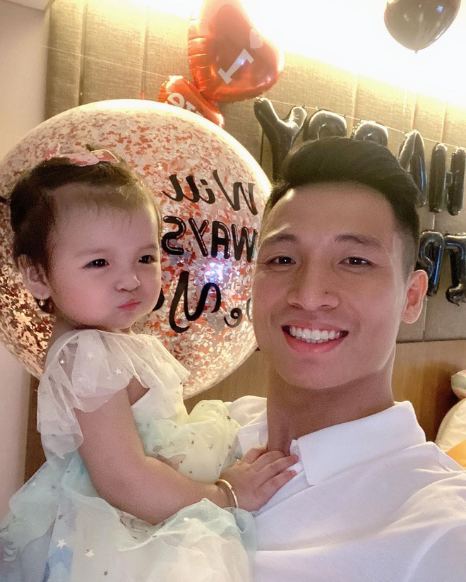 Đại chiến chiều vợ của team cầu thủ: Người toàn tặng đồ hiệu rồi lì xì mấy trăm triệu, người còn đóng cả phim vì bà xã - Ảnh 5. Đại chiến chiều vợ của team cầu thủ: Người toàn tặng đồ hiệu rồi lì xì mấy trăm triệu, người còn đóng cả phim vì bà xã - Ảnh 5.