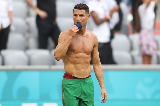 Thất vọng vì thua Đức tan nát, Ronaldo bèn cởi trần khiến dân tình náo loạn: 6 múi sầu riêng đều tăm tắp nhờ nói không với Coca - Ảnh 2.