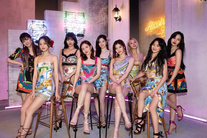 TWICE lần đầu lọt top 10 Billboard 200 cùng BTS, NCT, nhưng có vượt được thành tích năm ngoái của BLACKPINK? - Ảnh 1.