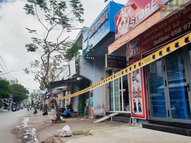 Nhiều tuyến đường ở Sài Gòn được giăng dây, lập hàng rào hạn chế để dẹp chợ tự phát - Ảnh 4.