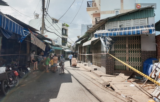 Nhiều tuyến đường ở Sài Gòn được giăng dây, lập hàng rào hạn chế để dẹp chợ tự phát - Ảnh 4.