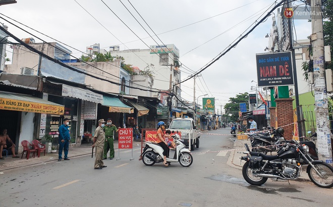 Nhiều tuyến đường ở Sài Gòn được giăng dây, lập hàng rào hạn chế để dẹp chợ tự phát - Ảnh 9.