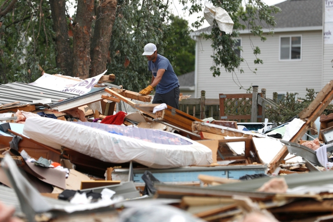 Ít nhất 5 người bị thương, hàng chục ngôi nhà bị phá hủy do lốc xoáy ở Mỹ - Ảnh 1.