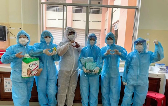 (Chùm ảnh) Bên trong bệnh viện tuyến đầu “nội bất xuất – ngoại bất nhập”  - Ảnh 1.