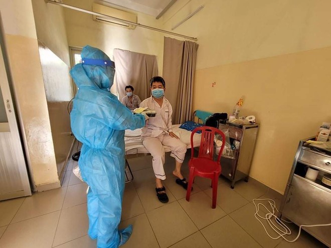 (Chùm ảnh) Bên trong bệnh viện tuyến đầu “nội bất xuất – ngoại bất nhập”  - Ảnh 2.