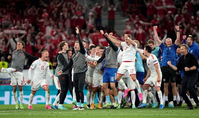 Cơn mưa bàn thắng đưa Đan Mạch vượt qua hiểm nghèo, hú vía vào vòng 1/8 Euro 2020: Xuất hiện ứng viên Pha làm bàn đẹp nhất giải đấu - Ảnh 12.