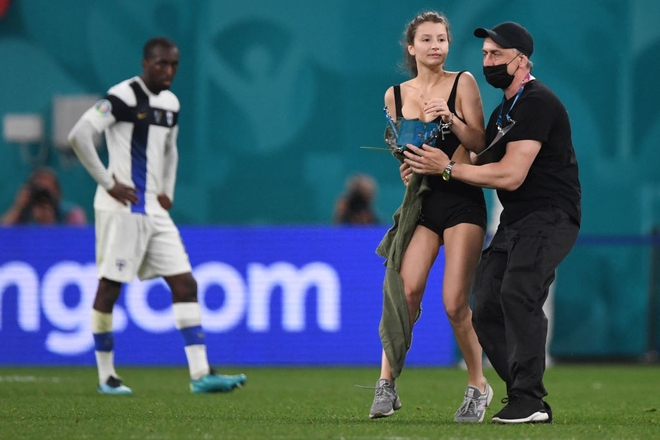 Người đẹp với vòng 1 ná thở chạy vào phá ngang trận đấu Euro 2020, dòng chữ trên áo gây chú ý không kém - Ảnh 5.