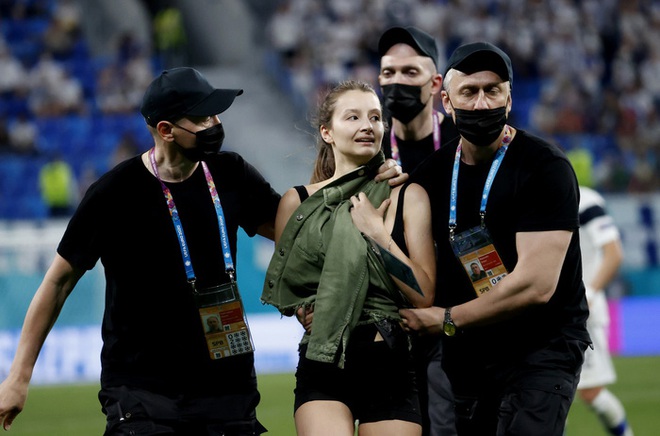 Người đẹp với vòng 1 ná thở chạy vào làm loạn trận đấu Euro 2020, dòng chữ trên áo gây chú ý không kém - Ảnh 6.