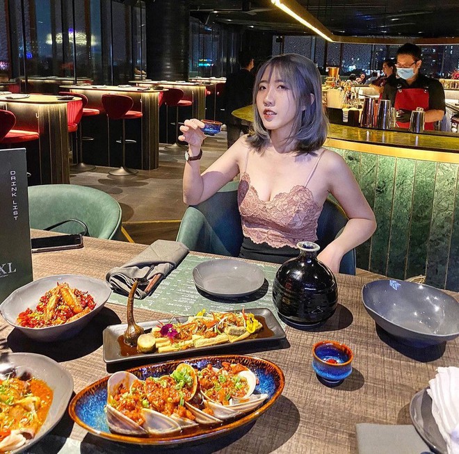 Cô gái đang bị dân mạng "ném đá" tơi tả hoá ra là một food blogger nổi tiếng, công việc cũng bị vạ lây sau phát ngôn kém duyên? - Ảnh 3. Cô gái đang bị dân mạng "ném đá" tơi tả hoá ra là một food blogger nổi tiếng, công việc cũng bị vạ lây sau phát ngôn kém duyên? - Ảnh 3.