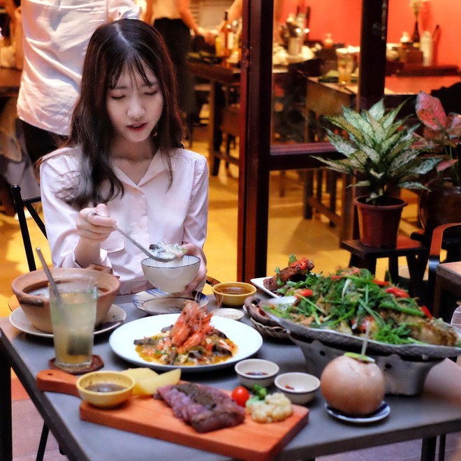 Cô gái đang bị dân mạng "ném đá" tơi tả hoá ra là một food blogger nổi tiếng, công việc cũng bị vạ lây sau phát ngôn kém duyên? - Ảnh 3. Cô gái đang bị dân mạng "ném đá" tơi tả hoá ra là một food blogger nổi tiếng, công việc cũng bị vạ lây sau phát ngôn kém duyên? - Ảnh 3.