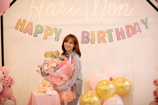 Netizen soi chi tiết lạ trên bó hoa Hari Won được tặng sinh nhật, làm rộ lên nghi vấn đang mang thai con đầu lòng? - Ảnh 6.