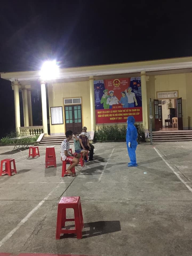 Đến khu phong toả làm nhiệm vụ xét nghiệm, nữ nhân viên y tế bật khóc khi thấy 2 con trai đang chờ lấy mẫu - Ảnh 1. Đến khu phong toả làm nhiệm vụ xét nghiệm, nữ nhân viên y tế bật khóc khi thấy 2 con trai đang chờ lấy mẫu - Ảnh 1.