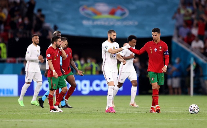 Ngay khi Bồ Đào Nha bị Pháp chọc thủng lưới, Ronaldo bỗng có hành động cực đặc biệt với cầu thủ ghi bàn của đối phương - Ảnh 1.