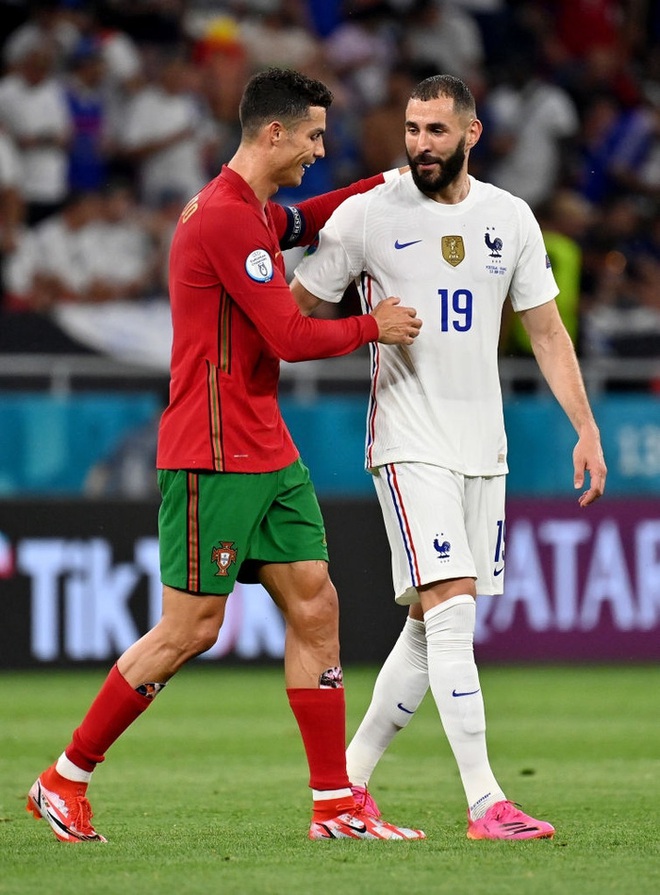 Ngay khi Bồ Đào Nha bị Pháp chọc thủng lưới, Ronaldo bỗng có hành động cực đặc biệt với cầu thủ ghi bàn của đối phương - Ảnh 2.