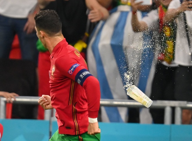 Ăn mừng bàn thắng, Ronaldo bị fan tuyển Pháp ném chai Coca-Cola vào người - Ảnh 4.