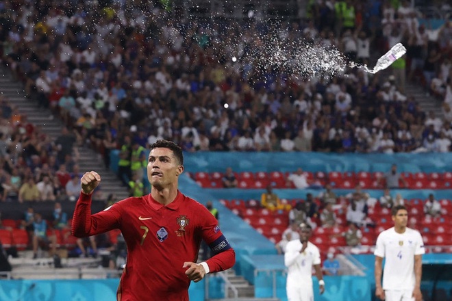 Ăn mừng bàn thắng, Ronaldo bị fan tuyển Pháp ném chai Coca-Cola vào người - Ảnh 5.