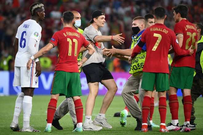Ăn mừng bàn thắng, Ronaldo bị fan tuyển Pháp ném chai Coca-Cola vào người - Ảnh 7.