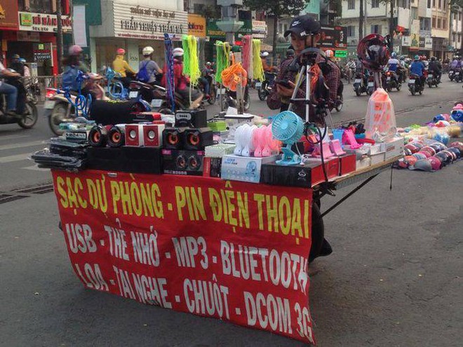 Một thanh niên suýt bị mù vì mua cáp sạc được bán trên lề đường, mối hiểm hoạ đáng cảnh báo tại Việt Nam - Ảnh 3.