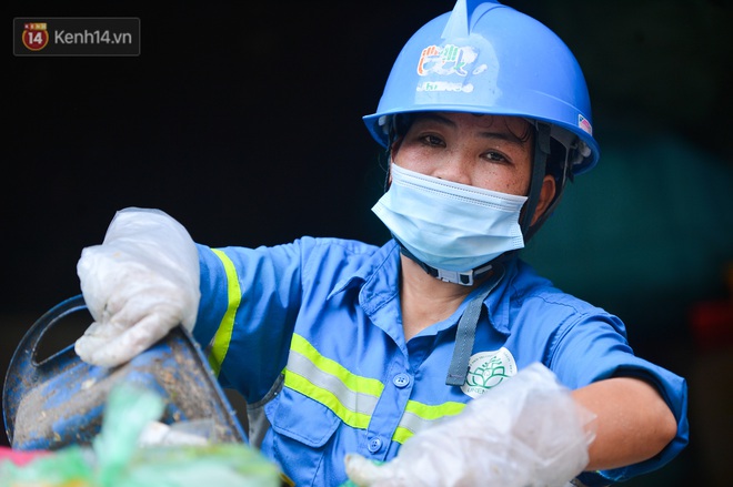 Nước mắt những công nhân thu gom rác bị nợ lương ở Hà Nội: Con nhỏ nghỉ học vì xấu hổ, người bị cụt chân mò mẫm trong rác - Ảnh 3.