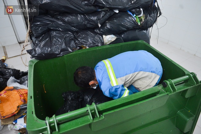 Nước mắt những công nhân thu gom rác bị nợ lương ở Hà Nội: Con nhỏ nghỉ học vì xấu hổ, người bị cụt chân mò mẫm trong rác - Ảnh 12.