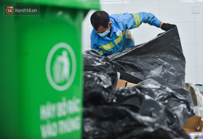 Nước mắt những công nhân thu gom rác bị nợ lương ở Hà Nội: Con nhỏ nghỉ học vì xấu hổ, người bị cụt chân mò mẫm trong rác - Ảnh 13.