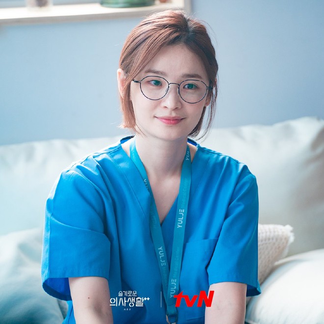 Quỷ thần ở Hospital Playlist - Jeon Mi Do: Đ&oacute;a hoa nở muộn của điện ảnh H&agrave;n, lăn lộn showbiz hơn 10 năm vẫn sợ MXH - Ảnh 2.