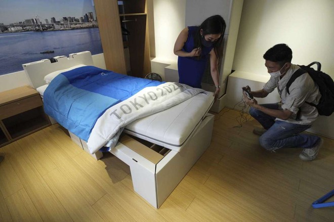 Nhật Bản lắp giường giấy ngăn vận động viên Olympic mây mưa - Ảnh 2.