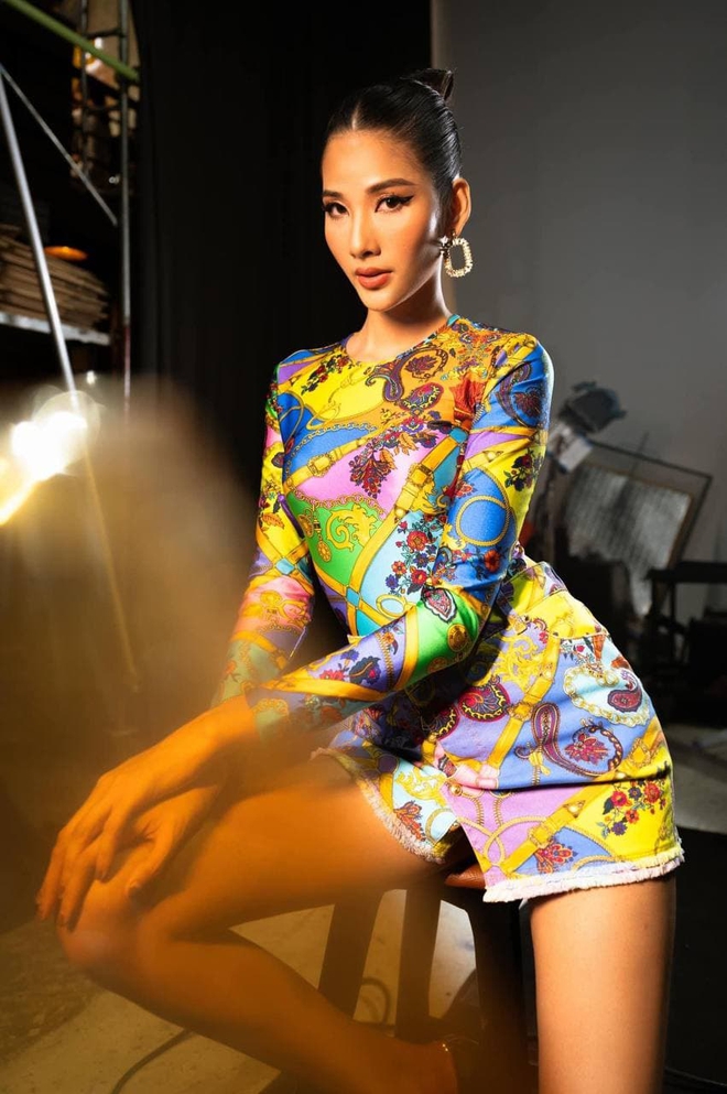 Hoàng Thùy: Từ Ai lớp Niu Doóc đến bắn tiếng Anh tằng tằng trên sân khấu Miss Universe - Ảnh 1.