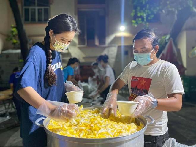 Mai Phương Thuý, H’Hen Niê cùng dàn hậu Vbiz hoá “chiến sĩ” tiếp sức mùa dịch Covid-19: Nghĩa cử cao đẹp cần được lan toả! - Ảnh 3.