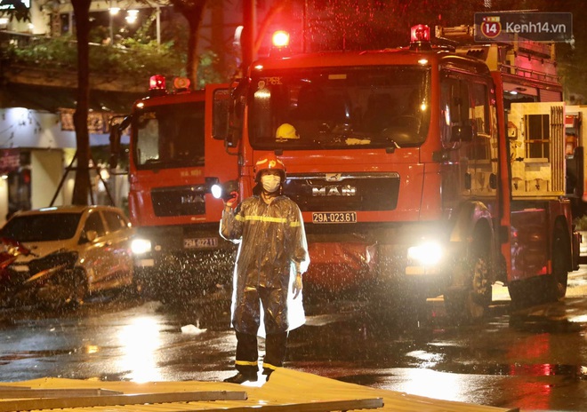 Ảnh: Cảnh sát PCCC&CHCN Hà Nội đội mưa để dọn tấm tôn lớn bay xuống đường - Ảnh 3.