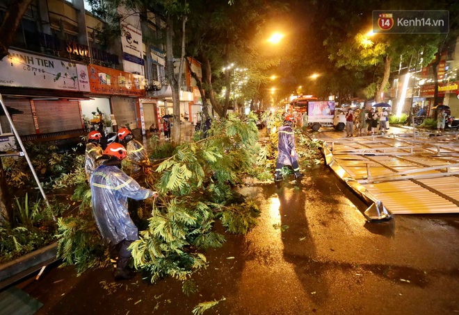 Ảnh: Cảnh sát PCCC&CHCN Hà Nội đội mưa để dọn tấm tôn lớn bay xuống đường - Ảnh 2.