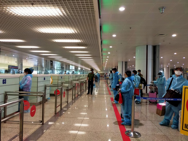 Th&iacute; điểm c&aacute;ch ly tập trung 7 ng&agrave;y người c&oacute; hộ chiếu vắc-xin - Ảnh 1.