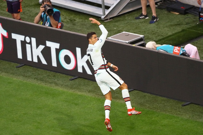 Ronaldo mừng bàn thắng ra sao mà để HLV Hungary chỉ trích làm màu và gây khó chịu cho người khác? - Ảnh 1.